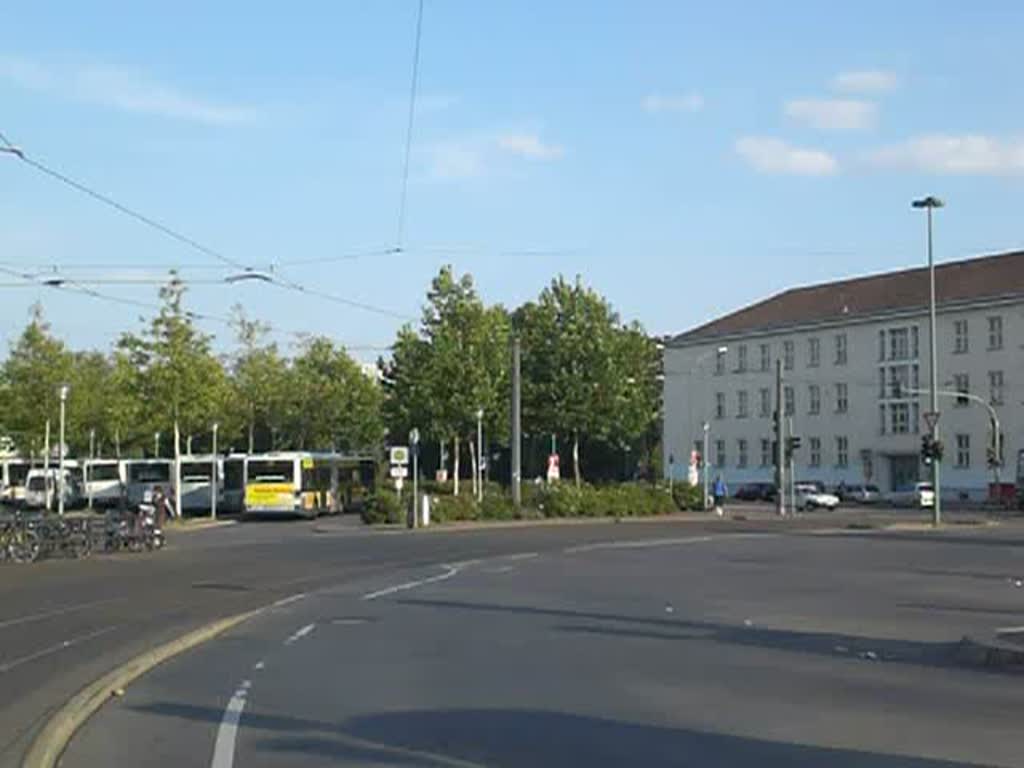 Potsdam Hauptbahnhof: Die Straenbahnlinie 91 fhrt wegen einer Baustelle in Hhe der Station Alter Markt wieder zurck nach Bahnhof Rehbrcke. Noch zu sehen ein MAN-Gelenkbus als Ersatzverkehr fr die Straenbahn.
