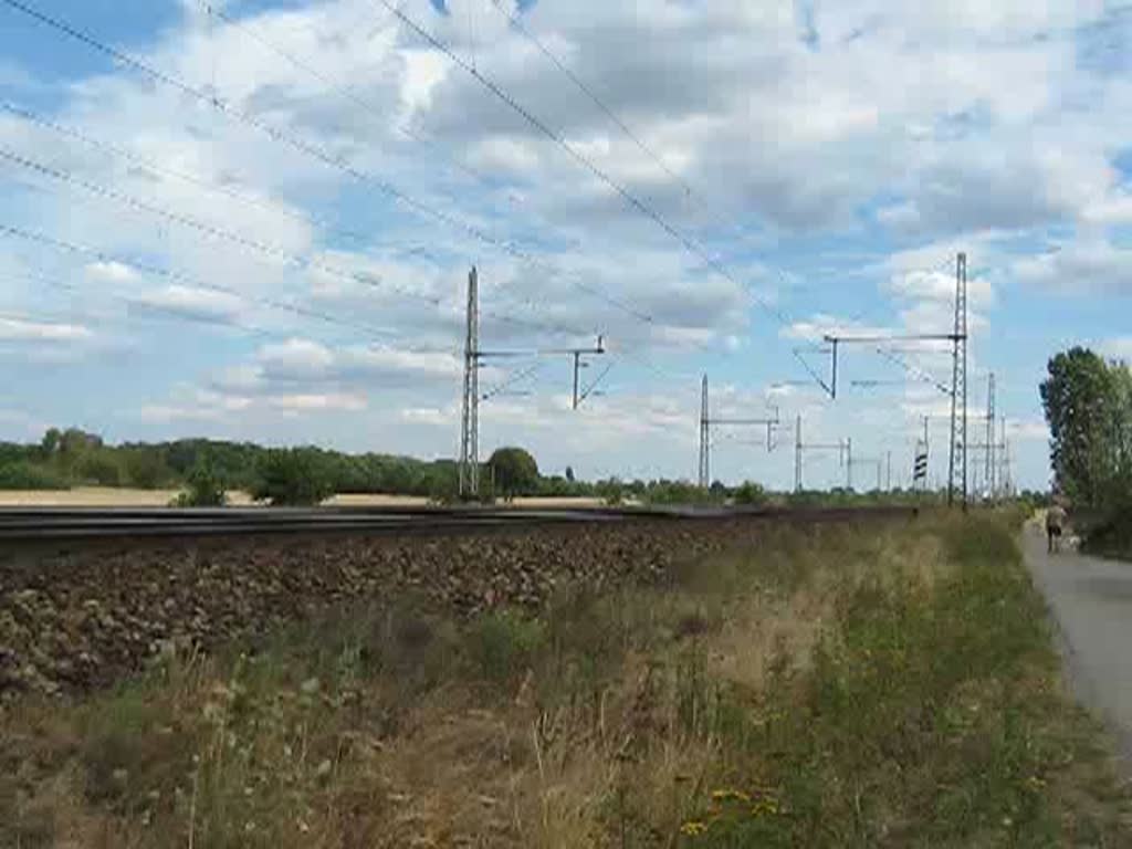 Pnktlich laut Vorankndigung rauschte sie durch, 103 222-6 al Lz in Richtng Wunstorf. Aufgenommen bei Dedensen/Gmmer am 27.08.2009.