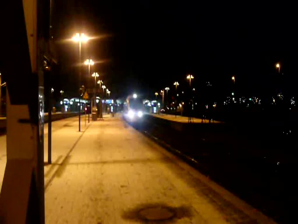Pnktlich um 19:46 verlsst ICE 1515 den Bahnhof Saalfeld (Saale) nach Mnchen Hbf am 31.01.2009.
