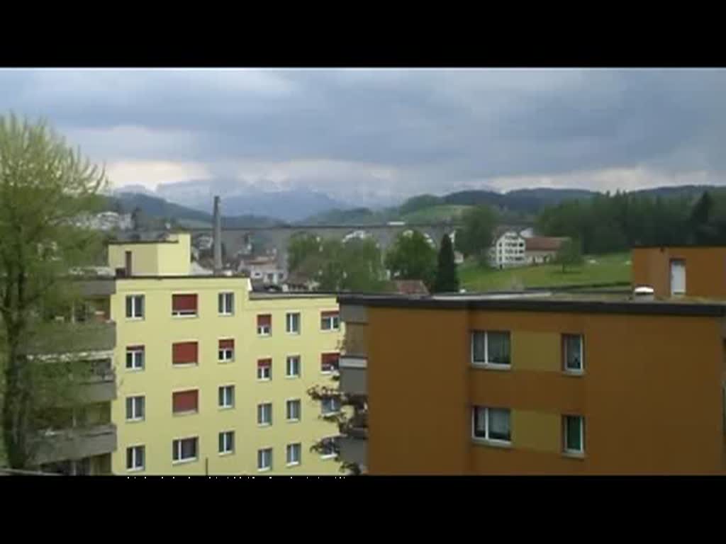 Quer durch die Schweiz - In Herisau berquert am 11.05.2008 ein Voralpen-Express den Stadtviadukt.