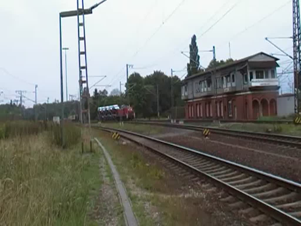 Rangierfahrt einer 295, mit einen Autotransportwaggon, am 12.08.2010