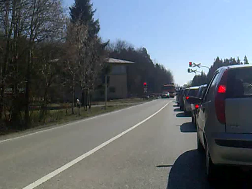 Rangierlok mit kurzen Gterzug am Bahnbergang  Waldkraiburg