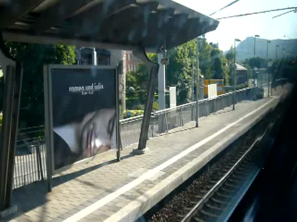 RB 16904, Teil 1: Lust auf eine kleine Stadtrundfahrt durch Jena? Hier fahren wir mit der RB 16904 die kurze Strecke vom Paradiesbahnhof bis zum Saalbahnhof. Wir befinden uns in einem ehem. DR-Dosto-Steuerwagen der Bauart DABbuzfa im Oberstock. Die Fahrt dauert 3 Minuten. Zu Beginn fhrt in Jena Paradies auf Gleis 1 der ICE 73925 nach Nrnberg Hbf ein. In Jena Saalbahnhof treffen wir dann auf einen Desiro, der in Richtung Pneck unterer Bahnhof eingesetzt wird. (13.06.2009)