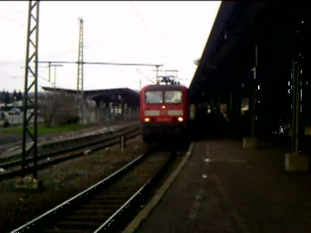 RB 31616 Seebrugg - Freiburg(Brsg)Hbf mit 143 350-7, Verstrkungswagen und der regulren Garnitur mit Schublok 143 331-7 verlsst am 02.05.08 den Bahnhof Titisee.