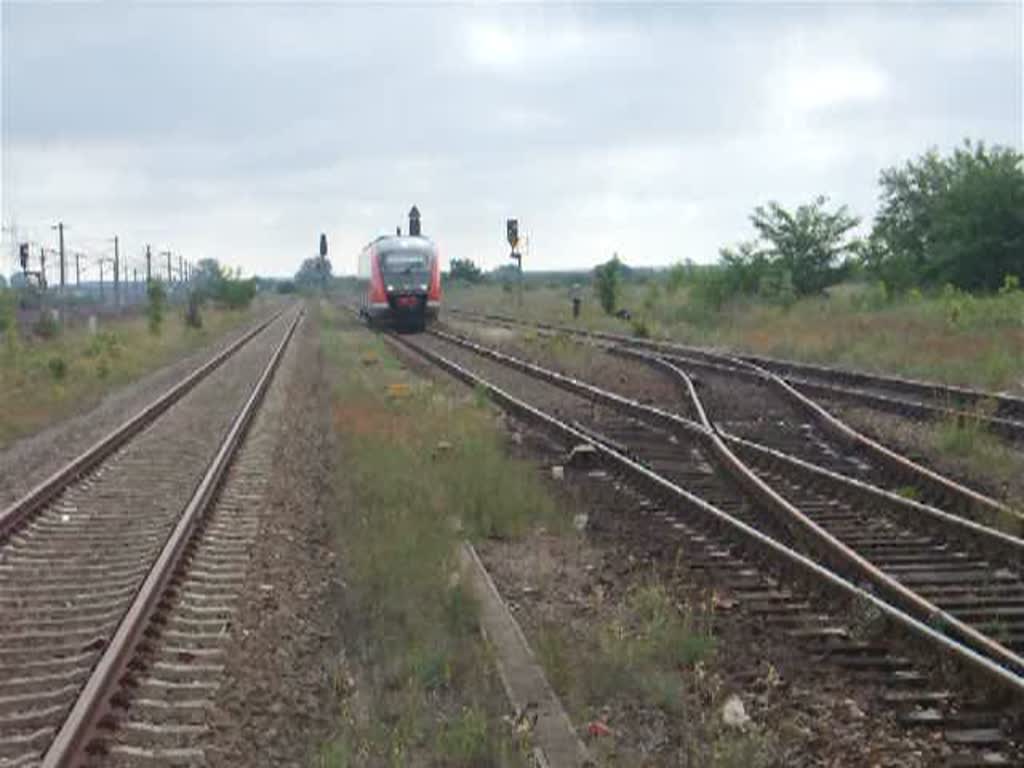 RB36708 von Growudicke nach Stendal der Zug fhrt eigentlich nur bis Stendal an der Anzeige stand aber Braunschweig Hbf.dran hier bei der Einfahrt im Bahnhof Schnhausen/Elbe.(31.05.09)