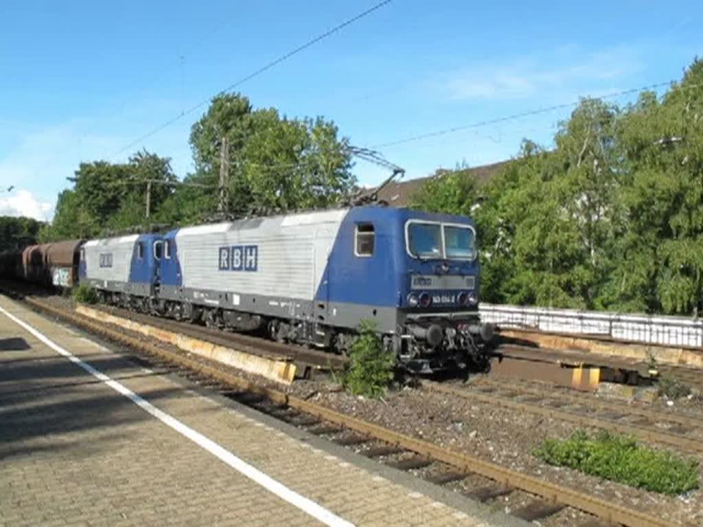 RBH 110 (ex DB 143 084) und 112 (ex DB 143 638) haben am 31. August 2010 einen Kohlenzug am Haken und sind zwischen Bochum-Riemke und Bochum Nord unterwegs.