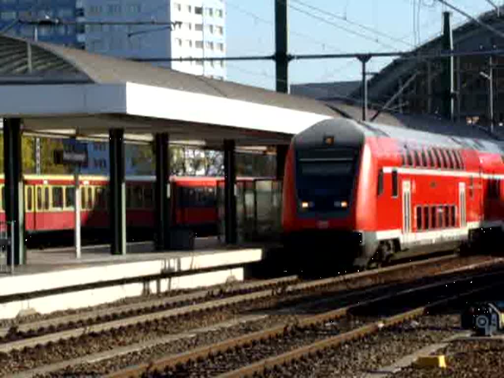 RE 1 Richtung Brandenburg Hauptbahnhof fhrt aus den Bahnhof Berlin Ostbahnhof aus und bahnt sich den Weg zum Berliner Alexanderplatz. Aufgenommen am 31.10.2007