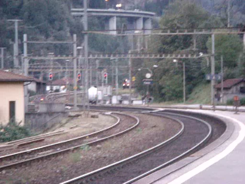 Re 10/10 mit Zingg/Schni Express bei der Durchfahrt in Faido am 19.09.2007