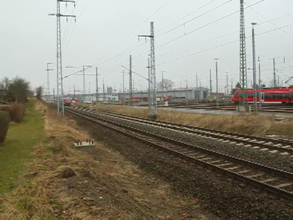 RE 13115 Wismar-Tessin bei der Ausfahrt im Rostocker Hbf.recht´s steht schon der neue Star für Rostock bereit.01.03.2012