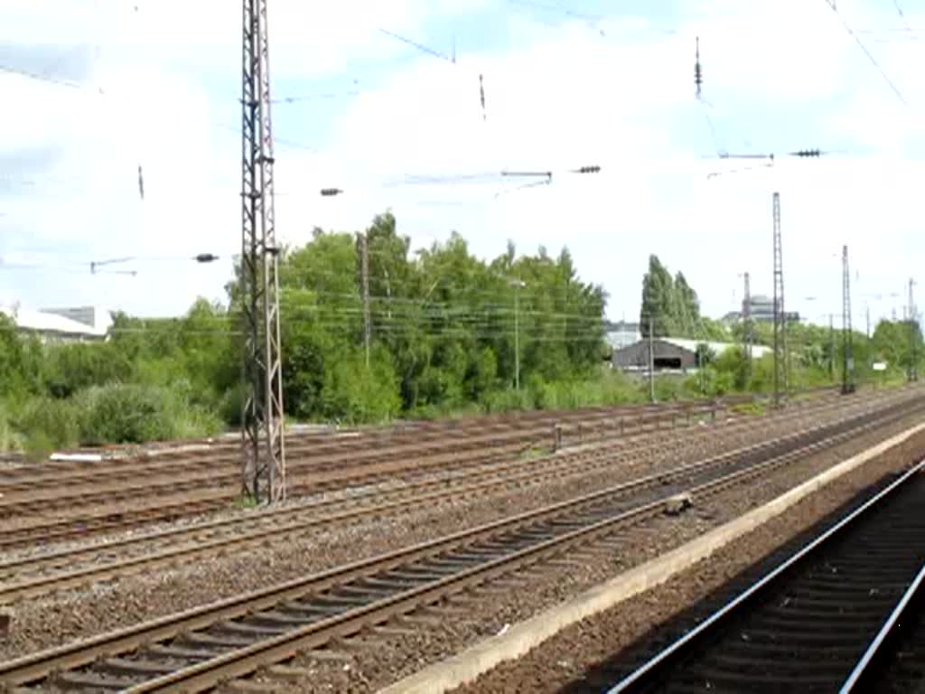 RE 16  Ruhr-Sieg-Express  nach Essen (vorn 427 aus Siegen, hinten 426 aus Iserlohn) am 14. Juli 2010 in der blichen Zusammenstellung in Hhe des Haltepunktes Bochum-Ehrenfeld.