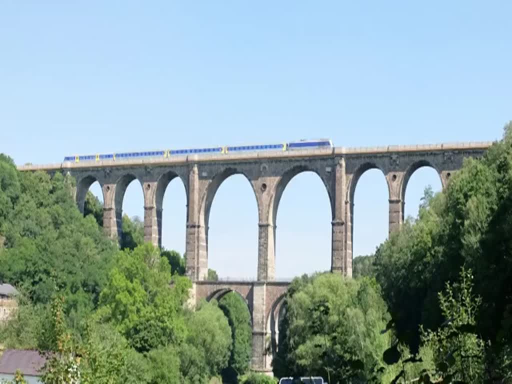 RE 3 Chemnitz - Leipzig bei der Fahrt über das Göhrener Viadukt am 18. August 2016.