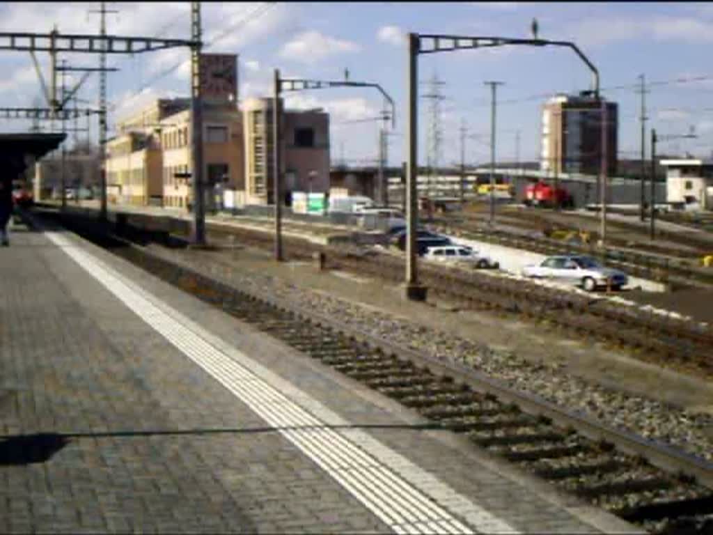 Re 4/4  11109  Swiss Express  fhrt mit einem Regionalzug durch Muttenz in Richtung Olten. 18.03.08