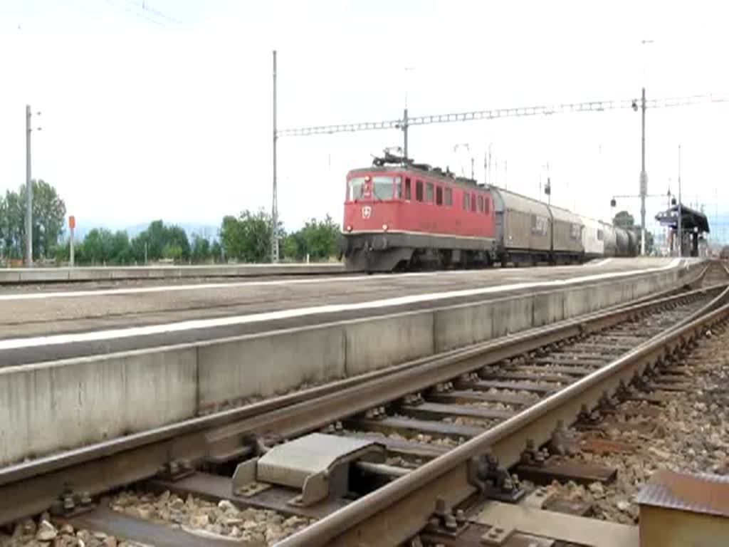 Re 4/4 11253 fhrt mit einem GZ durch Pfffikon SZ, 19.06.2010 