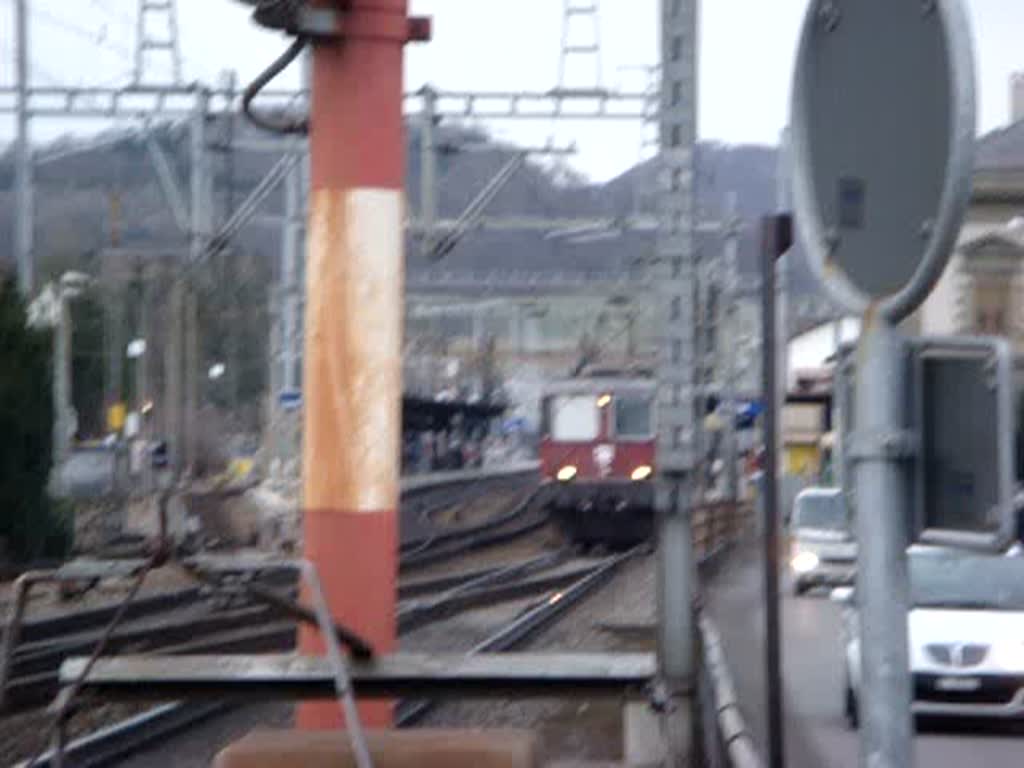 Re 4/4 II 11155 fhrt mit IR nach Zofingen aus Liestal.Danach folgt die Re 465 002 mit einem Hupac-Zug und fhrt am 15.01.2008 durch.