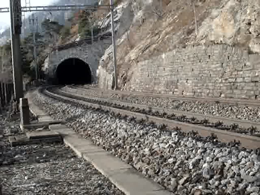 Re 4/4 II mit EC CIS beim Schluchitunnel am 6.12.2007