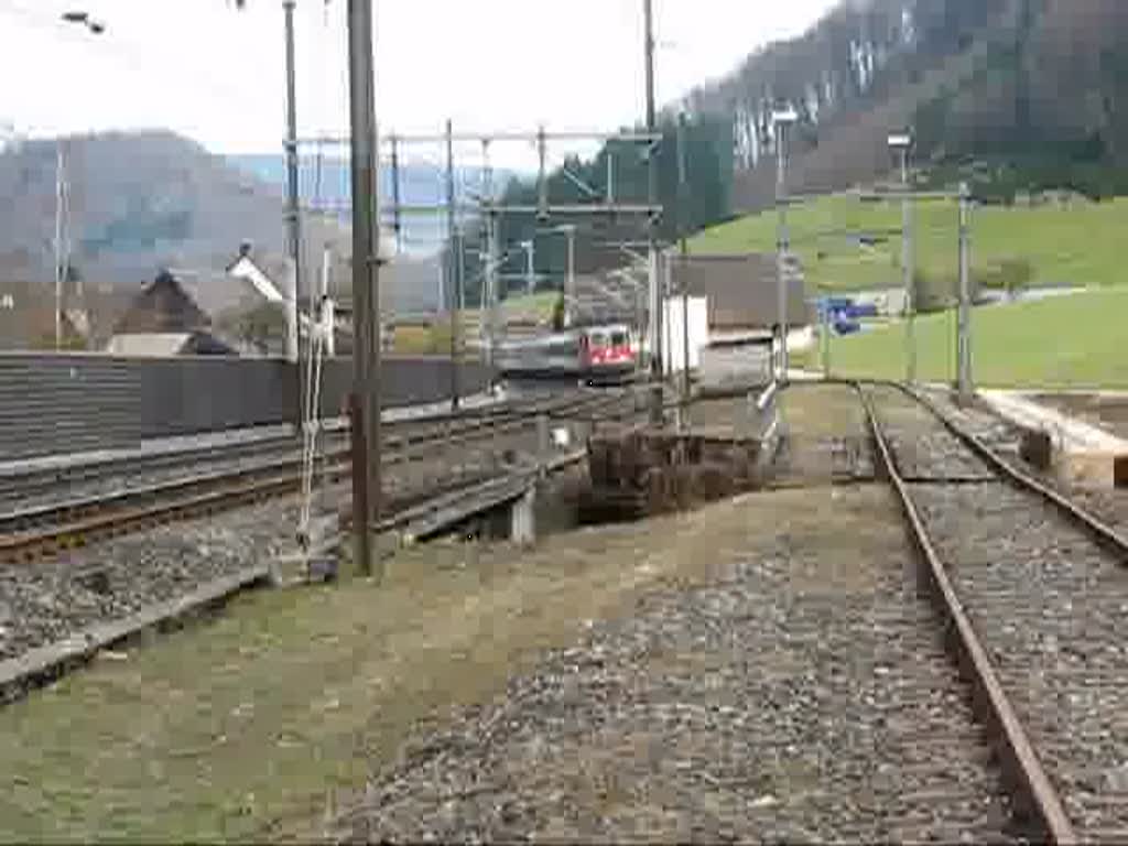 Re 4/4 II mit  Grmpel  unterwegs in Richtug Basel bei Tecknau am 14.03.2009