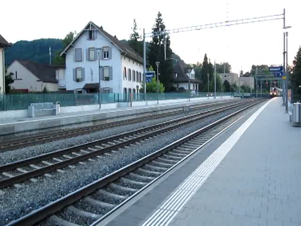 Re 4/4 II mit IC bei Sissach am 21.07.2010