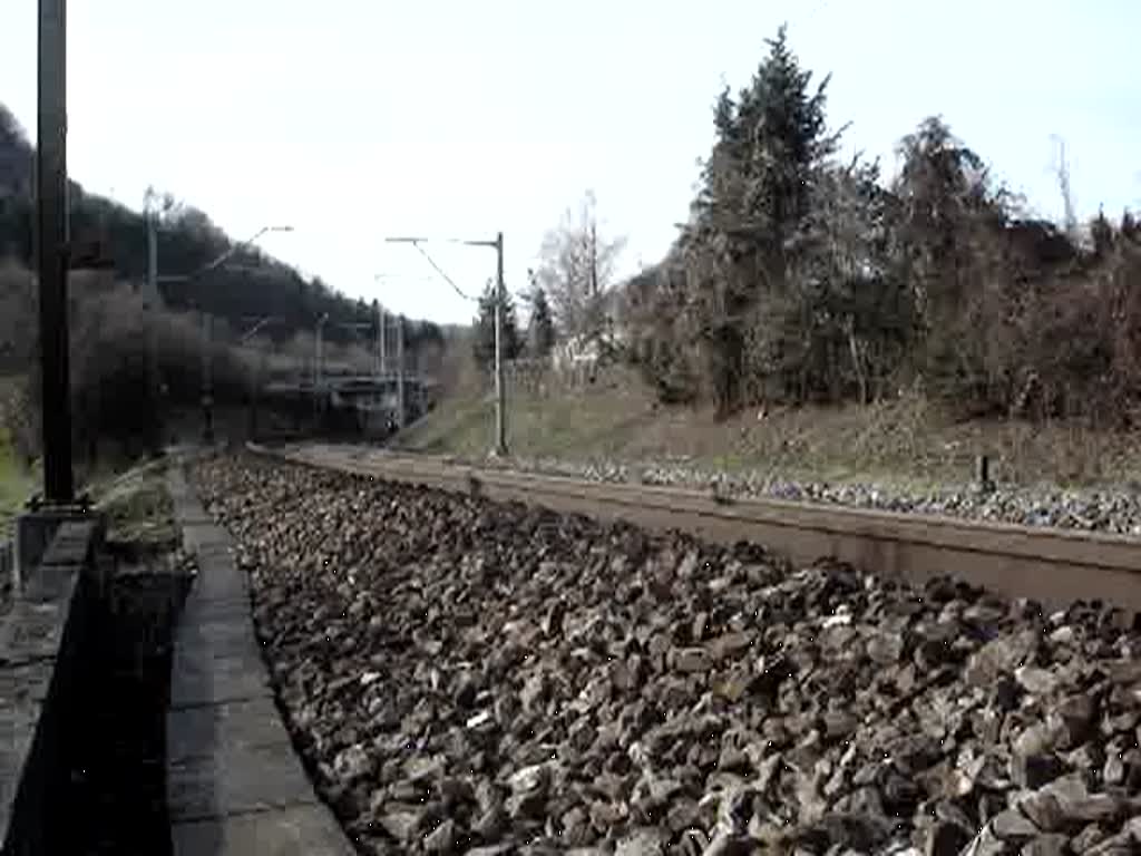 Re 4/4 II mit Schnellzug bei Sissach am 08.01.2008