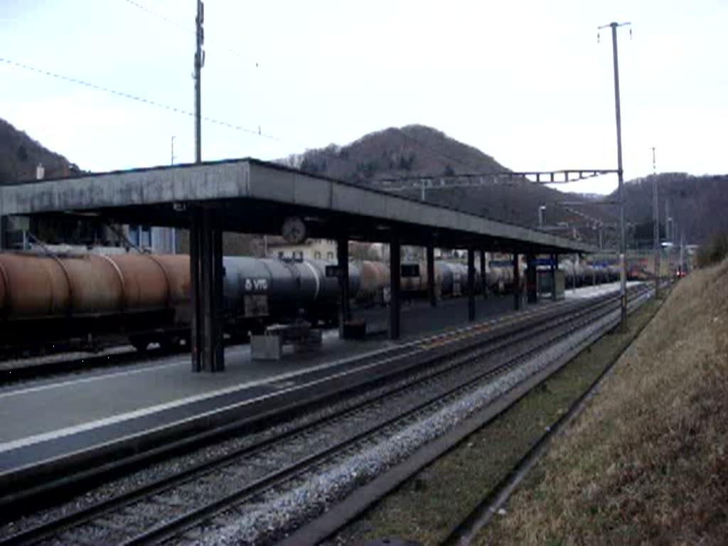 Re 460 mit IC nach Basel SBB bei der Durchfahrt in Tecknau am 09.01.2008