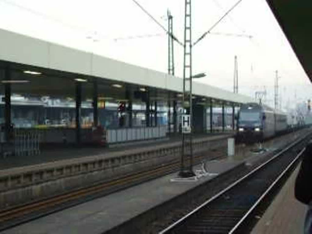 Re 465 007 der BLS fhrt mit einer RoLa durch Basel Bad Bf in Richtung Schweiz. Hinten schiebt eine Re 421 von SBB Cargo.