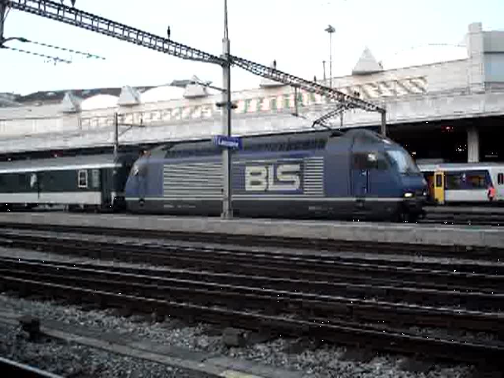 Re 465 011 fhrt fernab ihrer Heimat am 02.02.2007 mit einem IR Genf-Flughafen-Brig in Lausanne ab.