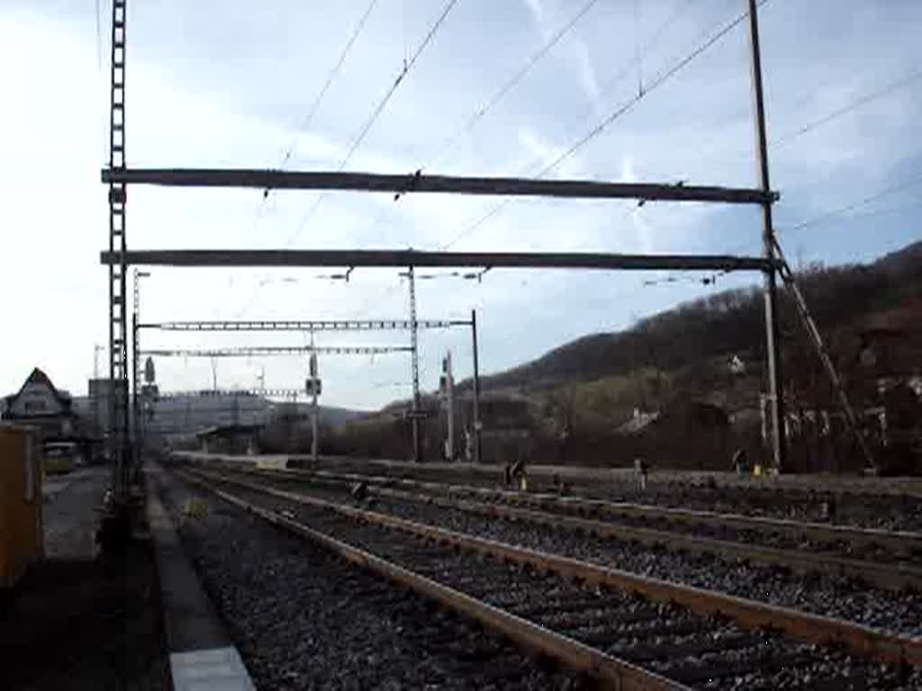 Re 465 mit Hupac-Zug bei Gelterkinden am 08.01.2008