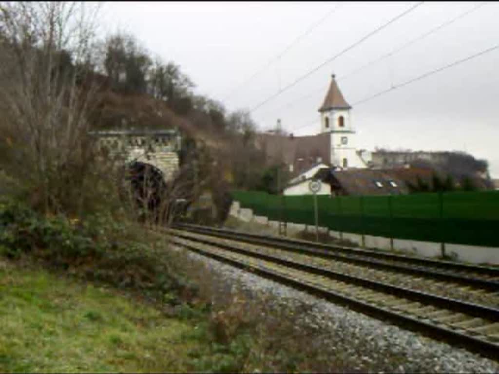 Re 485 003 der BLS mit ihrem Gterzug zwischen dem Kirchberg-Tunnel und dem Klotz-Tunnel in Istein, unterwegs in Richtung Freiburg. 05.02.2008