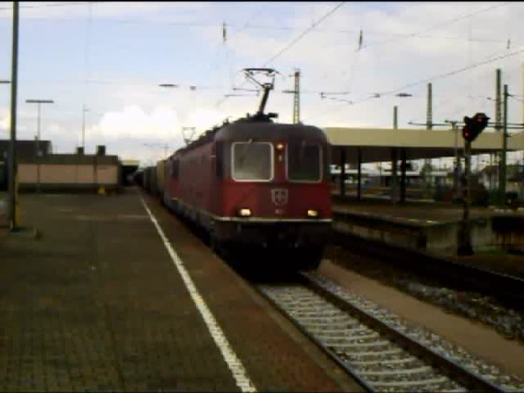 Re 6/6 11624  Rothrist  und Re 4/4  11235 beschleunigen ihren KLV-Gterzug, nach langer Standzeit vor Hp0, aus Basel Bad Bf in Richtung Muttenz/Schweiz. 18.03.08