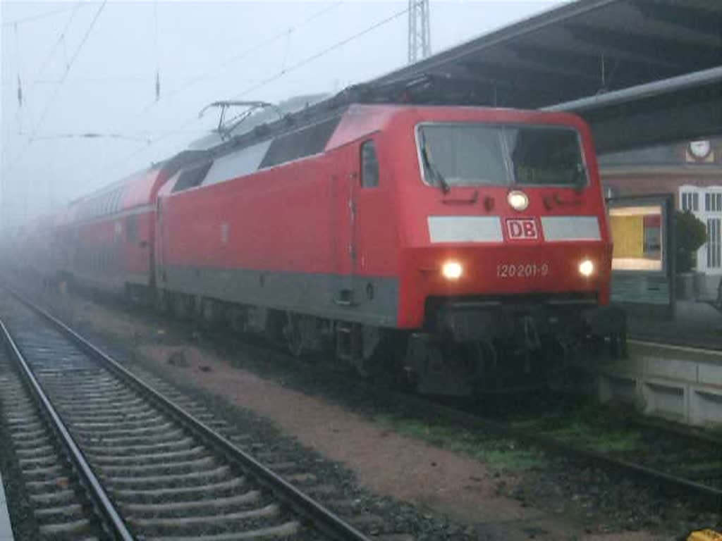 RE1 von Rostock Hbf.nach Hamburg Hbf.kurz vor der Ausfahrt im Rostocker Hbf.(08.11.08)