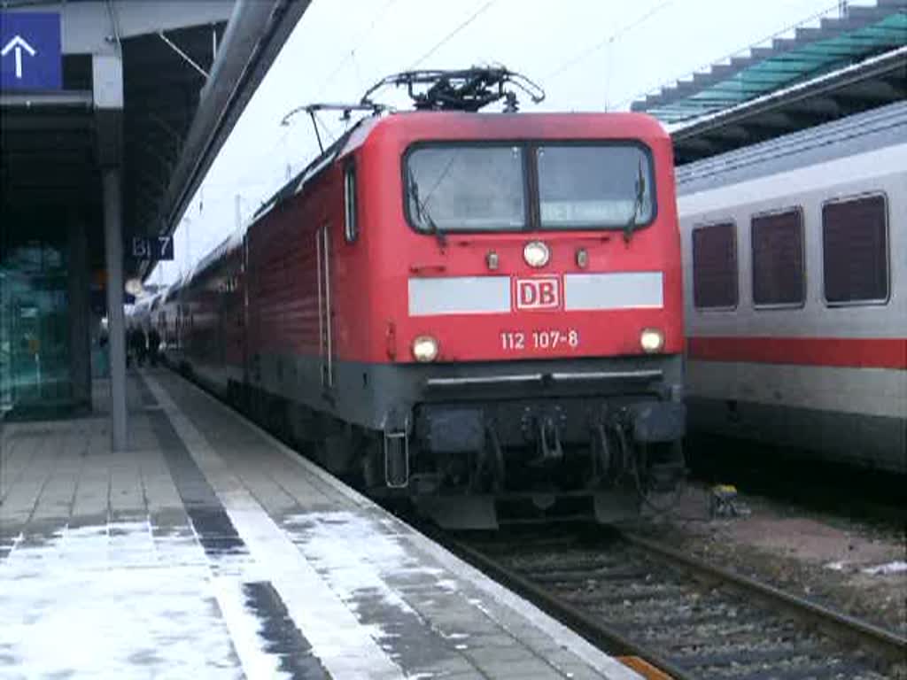 RE1 von Rostock Hbf.nach Hamburg Hbf.mit 112 107-8 bei Ausfahrt im Rostocker Hbf.(03.01.09)