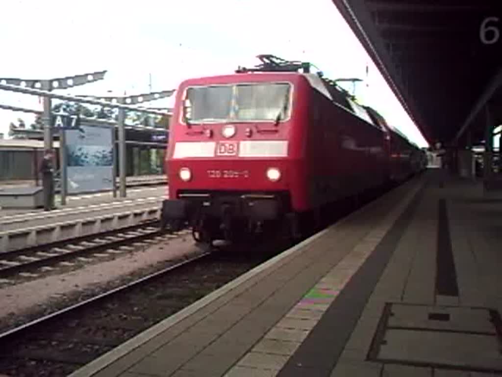 RE33006 von Rostock Hbf.nach Hamburg Hbf,bei der Ausfahrt im Rostocker Hbf.(09.08.08)