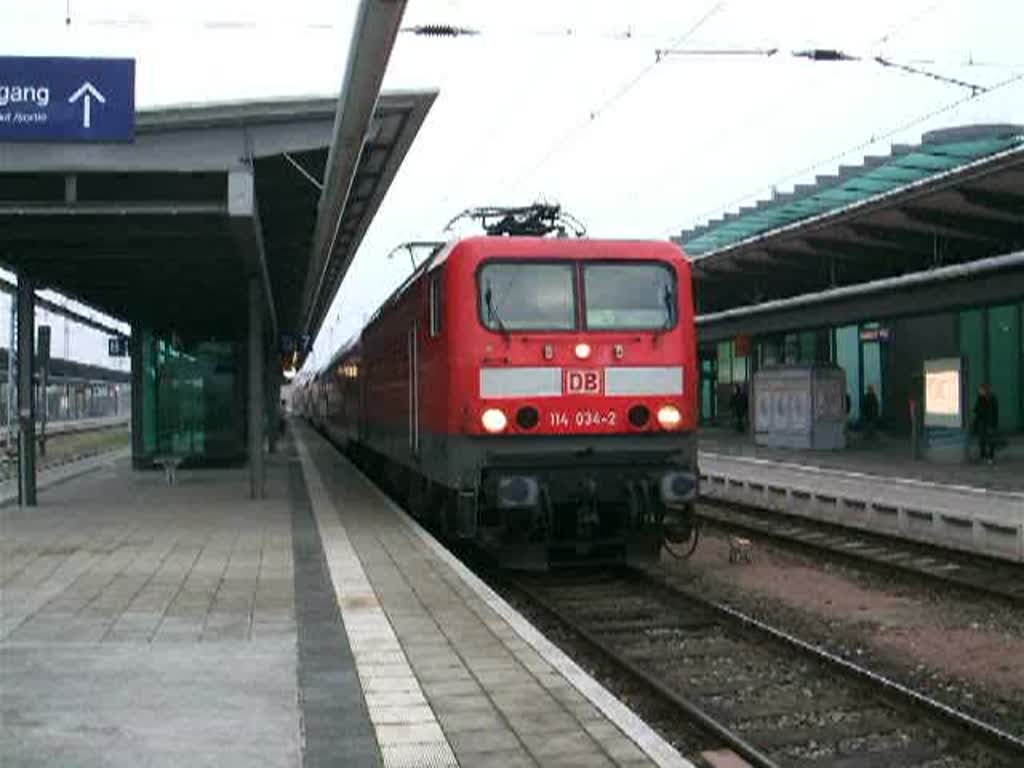 RE33105 von Rostock Hbf.nach Lutherstadt Wittenberg kurz vor der Abfahrt im Rostocker Hbf.(24.10.09) 