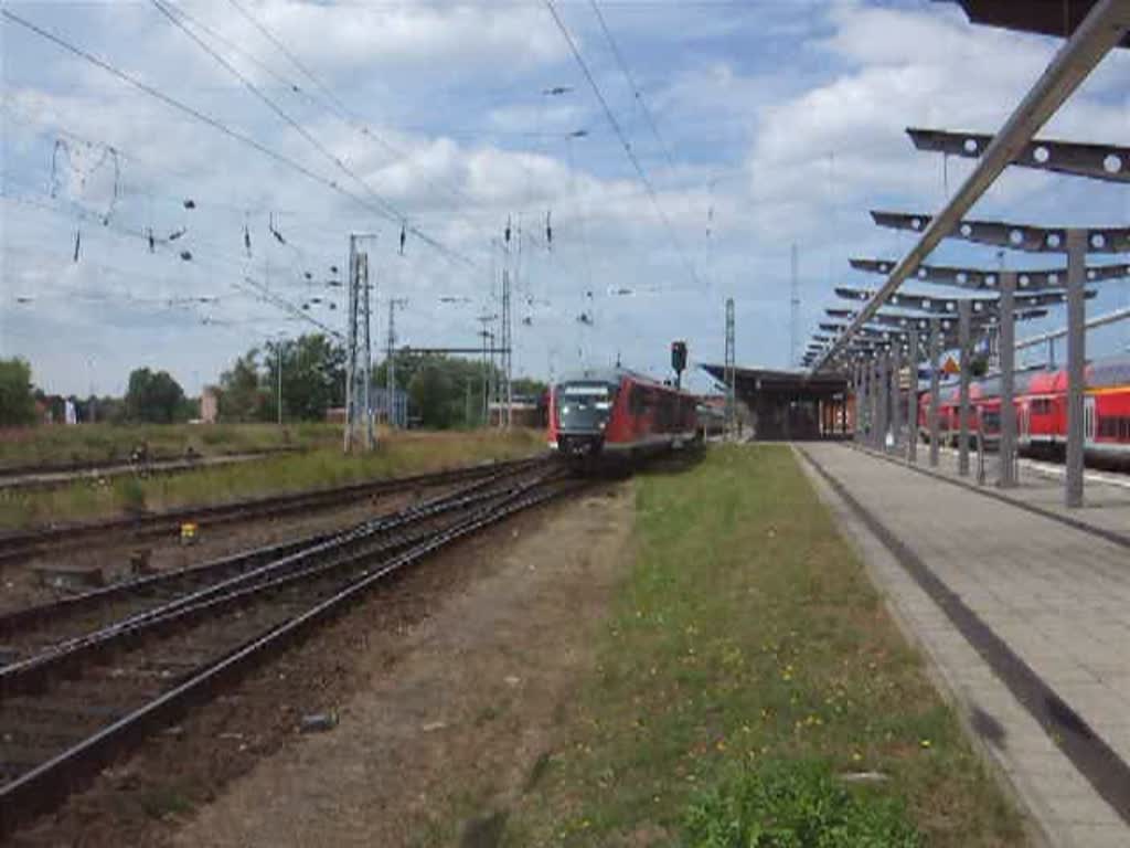 RE33175 von Wismar nach Tessin bei der Ausfahrt im Rostocker Hbf.kurz danach fhrt IC2239 Von Warnemnde nach Leipzig Hbf.aus dem Rostocker Hbf.(12.07.09)