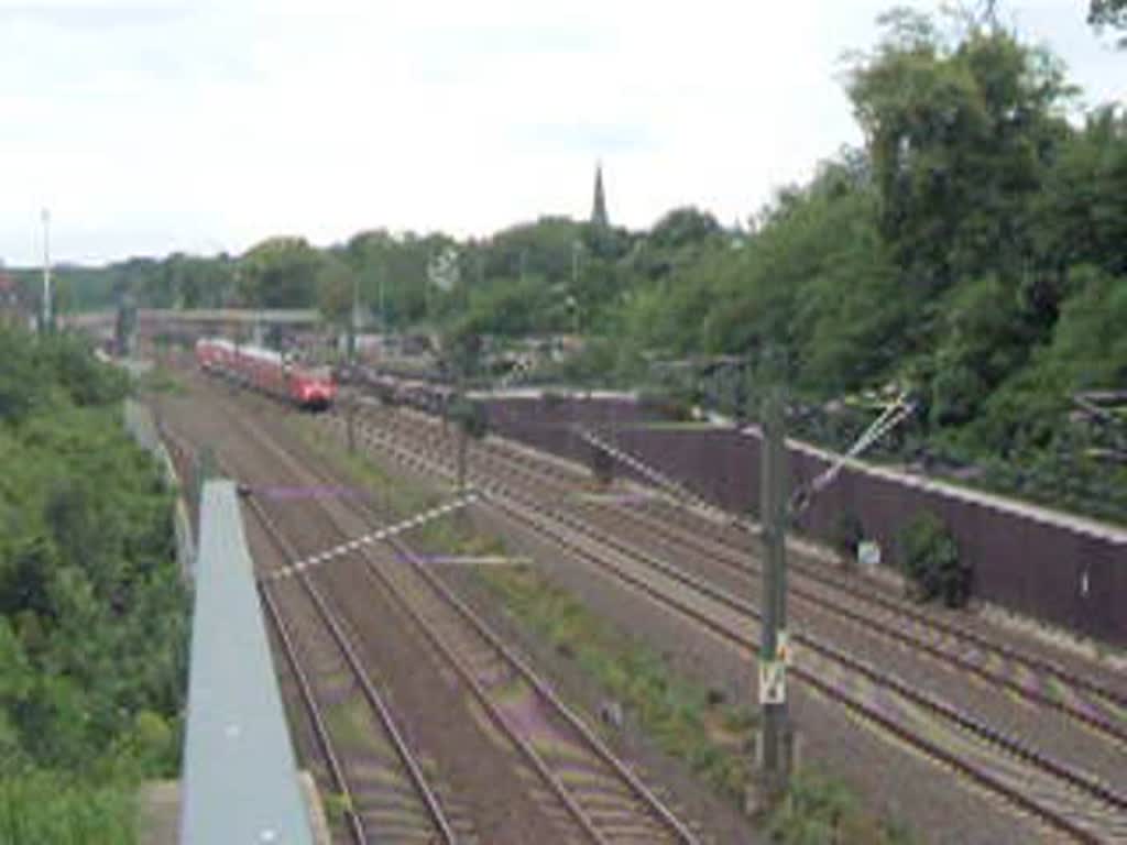 RE9 Aachen Hbf - Siegen mit Br 111 fhrt mit 140 km/h durch Frechen-Knigsdorf. Nchster Halt: Kln-Ehrenfeld.