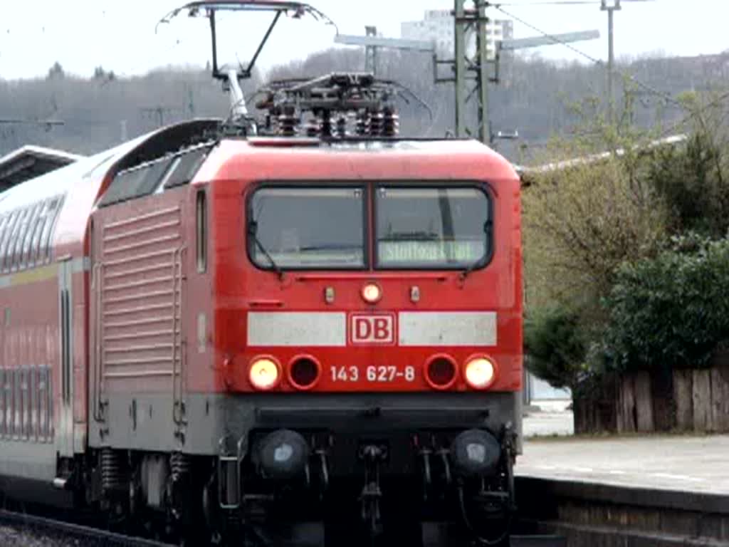 RegionalExpress 22028 mit dabei die BR 143 627-8 am 21.03.08 im Bahnhof Plochingen.