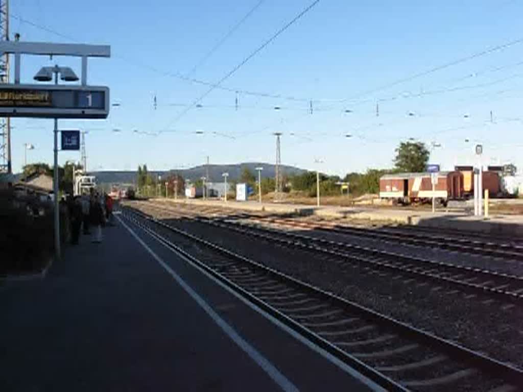 Regionalexpre 2713  Steirisches Vulkanland  fhrt am 5.10.2008 durch den Bahnhof Bad Vslau. Die Lokomotive, ein BB-Dieseltriebfahrzeug der Type  Hercules , war in der Mitte des Zuges angeordnet.