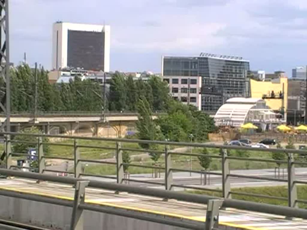 Regionalzug bei der Ausfahrt aus dem Berliner Hauptbahnhof. 11.7.2009