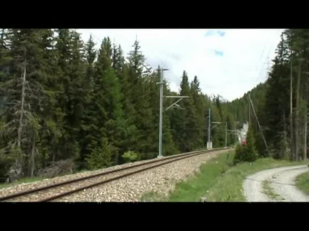 Rhtische Bahn 2008 - Zwischen Cinuos-chel Brail und Zernez begegnet uns am Nachmittag des 08.06.2008 die Ge 4/4 615  Klosters  mit R 1933  Scuol Tarasp - Pontresina.