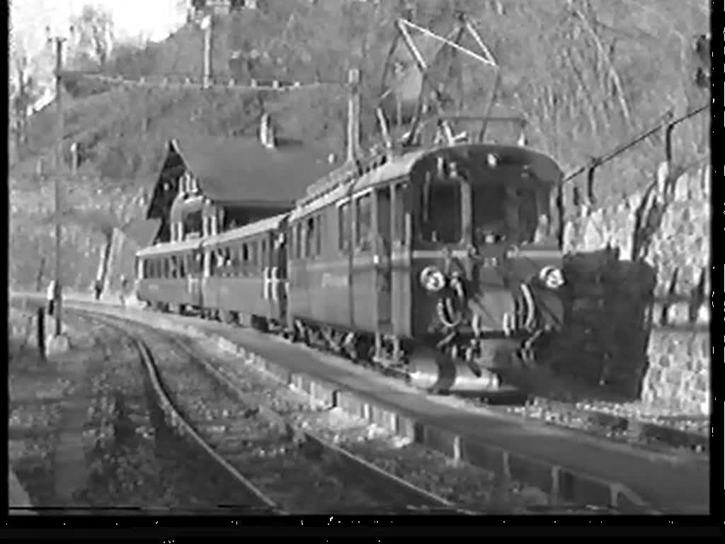 RhB Nr. 32 (ABe 4/4) am 9. Mrz 1994 mit einem Extrazug fr die DGEG auf dem Weg nach Arosa. Unterwegs Begegnung mit RhB Nr. 483 (ABDe 4/4).