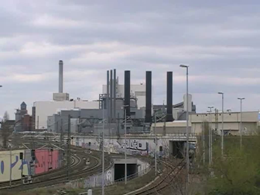 Ringbahnen und ein Regionalzug vor dem Kraftwerk in Berlin-Moabit. 19.4.2008