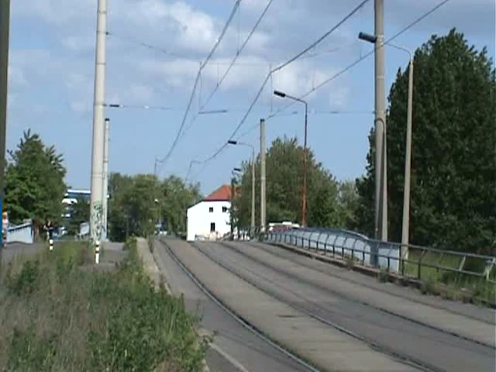 Rostock: An der Hst. Stadthafen fhrt rechts neben mir eine T6 deutlich hrbar los und es kommt ein Niederflurgelenktriebwagen. Juli 2008