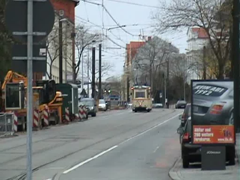 Rostock: Der historische LOWA-Triebwagen macht sich auf den Weg vom  depot12  zur Stadtrundfahrt mit Halt am Doberaner Platz. 15.11.2008
