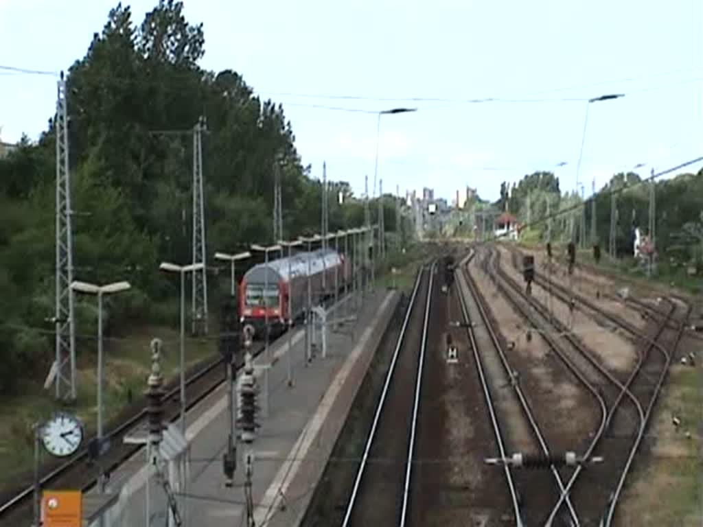 Rostock: Im S-Bf Bramow treffen sich zwei S-Bahnzge, Richtung Hbf bzw. Warnemnde. Danach fhrt ein InterConnex aus Warnemnde nach Leipzig mit entsprechender Geschwindigkeit durch den Bahnhof. August 2008