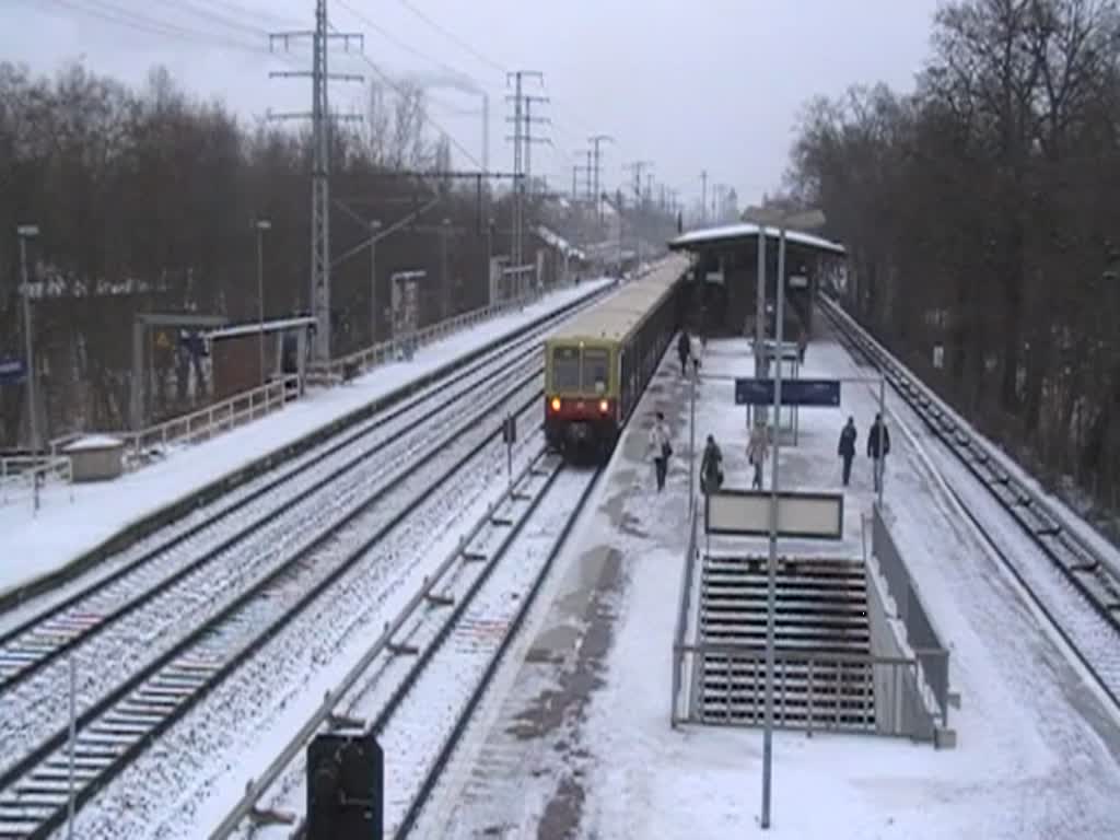 S-Bahn der BR 485 auf der Linie S3 nach Erkner. Seit diese Linie wegen Bauarbeiten nur noch bis Ostkreuz fhrt, findet die BR 485 verstrkt Einsatz. Laut Zeitungsberichten soll es aber viele technische Probleme auch mit dieser Baureihe geben, die Zge standen teilweise jahrelang auf dem Abstellgleis und konnten nur mit Mh und Not wieder betriebsfhig gemacht werden. 9.2.2012