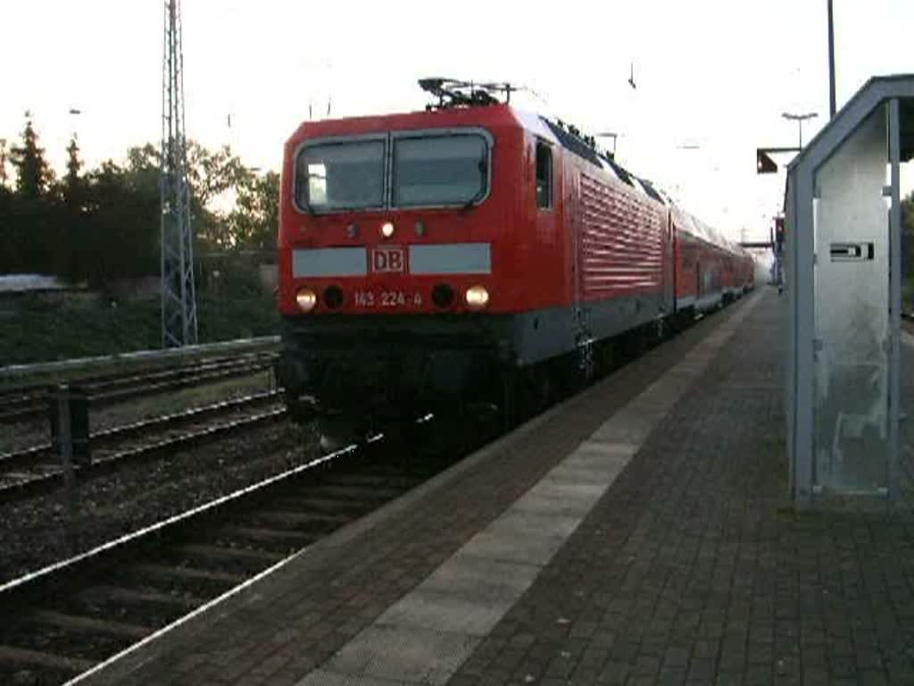 S2 von Gstrow nach Warnemnde kurz vor der Ausfahrt im Bahnhof Rostock-Bramow.(11.10.08)