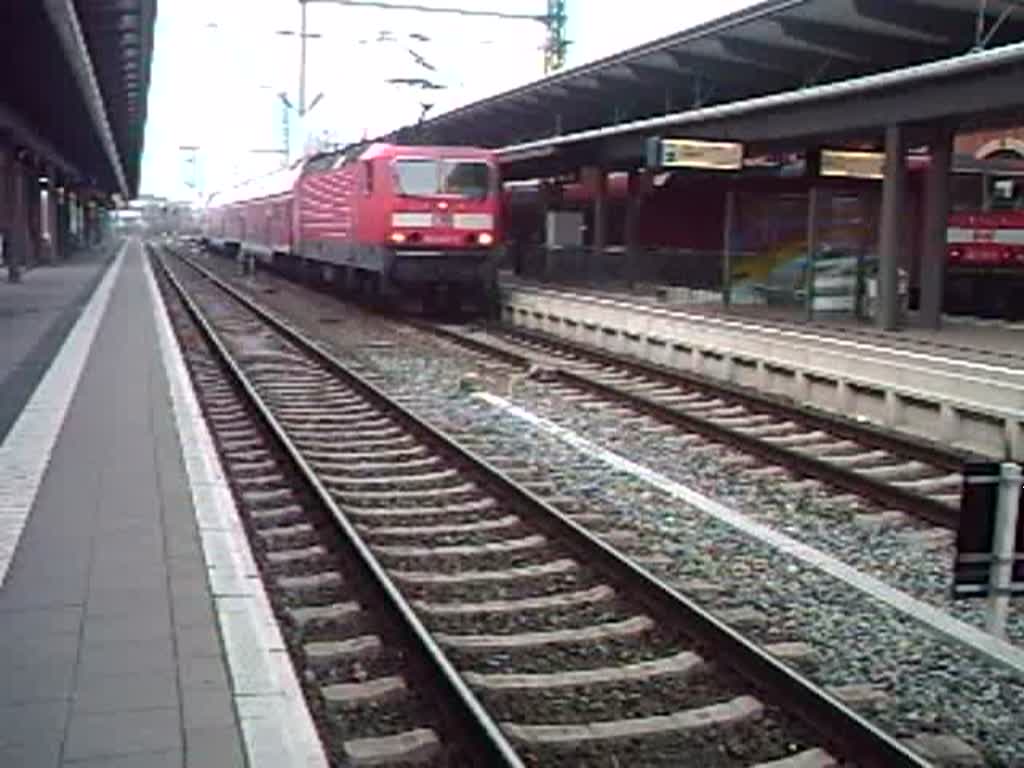 S2 von Warnemnde nach Gstrow kurz vor der Anfahrt im Rostocker Hbf.