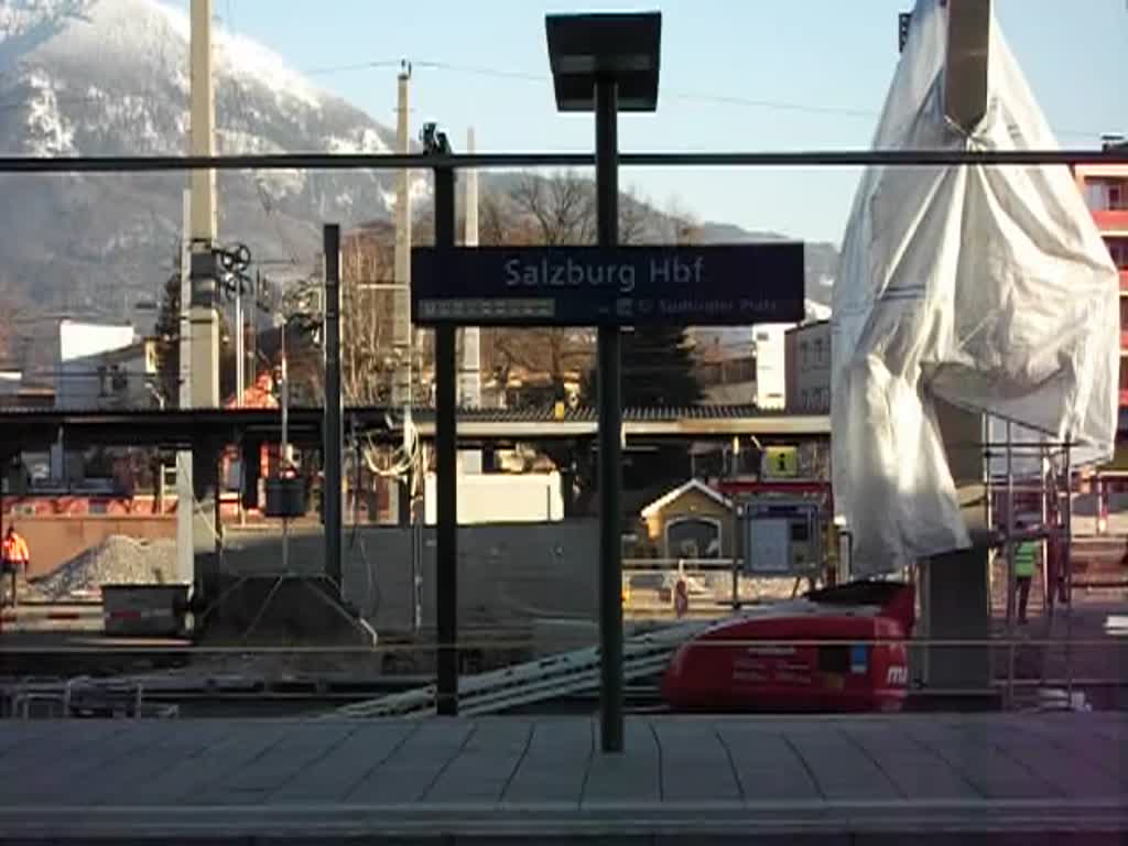 Salzburg Hbf die Einfahrt von eine 4010 der WESTbahn und dann noch eine 2067 bei der Durchfahrt am 16.1.12 