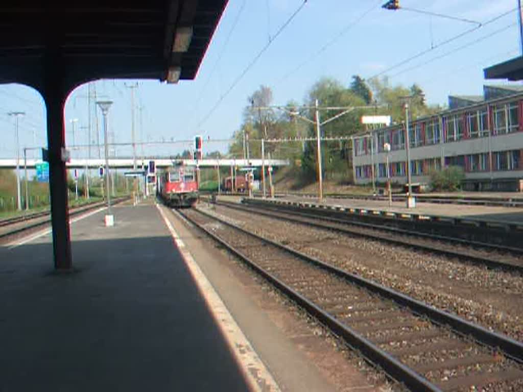 SBB- Cargo: Die Re 6/6 11632  Dniken  durchfhrt mit einem Gterzug den Bahnhof Othmarsingen am 15.4.09. Der Luftwiederstand ist zwischen den einzelnen Containern so heftig, dass dem Fotograph die Kamera beinahe aus der Hand flog...