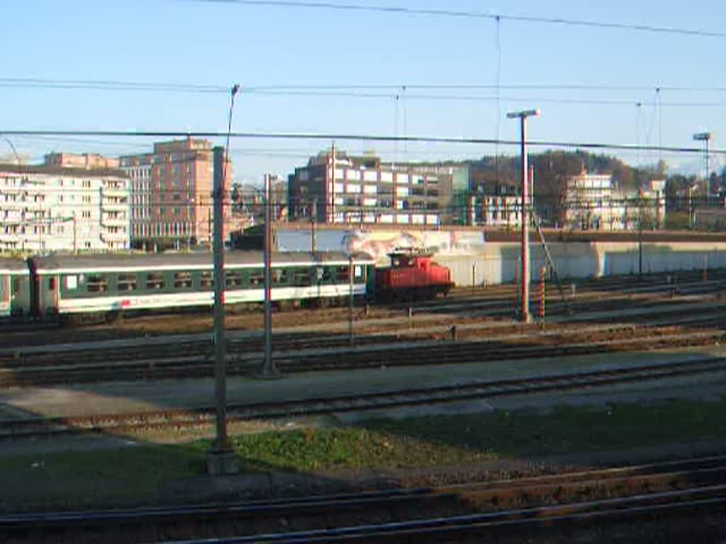 SBB: Da sieht man, welche Kraft eine solch kleine Rangierlokomotive zusammenbringen muss, um so viele Wagen schleppen zu knnen. Am 9.4.09 zieht die Ee 3/3 16442 (Luzern,2) den gesammten Entlastungsinterregio (Zrich - Luzern), um ihn nun ber die Osterfeiertage im Depot Luzern abzustellen. Die ersten beiden Wagen sind durch einen Interregio aus Genf gekommen. Also werden diese schon lteren Wagen auch die Schnellstrecke (Mattstetten- Rothrist) befahren haben.