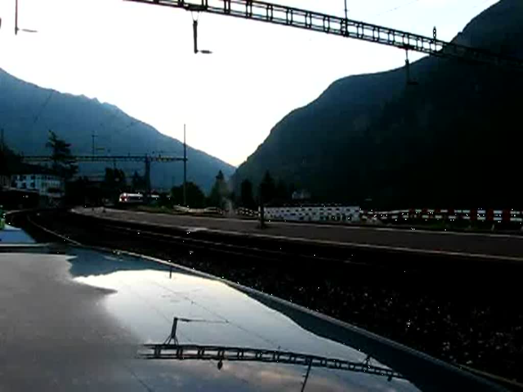 Schneres Wetter war am 22.08.2009 im Tessin. Frhmorgens fhrt der erste ICN in den Norden durch Faido.